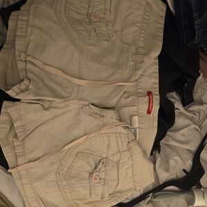 Unionbay Cream Shorts with Lightweight Fabric and Casual Style